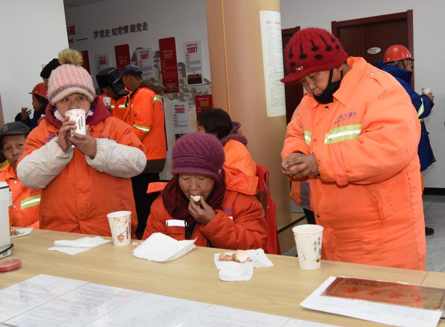 户外工作人员在社区暖心驿站品尝腊八粥。胡祝源摄
