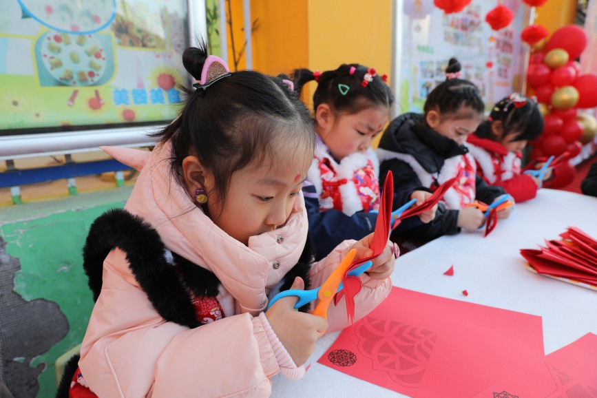 1月7日，沧县幼儿园的孩子们在剪福字。田博摄