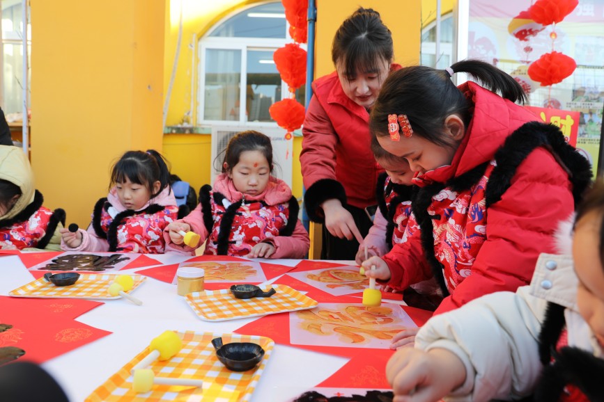 1月7日，沧县幼儿园的孩子们在拓印福字。田博摄