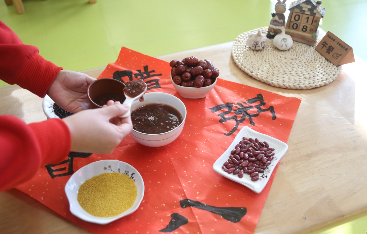 1月7日，孩子们分享腊八粥。李世文摄 