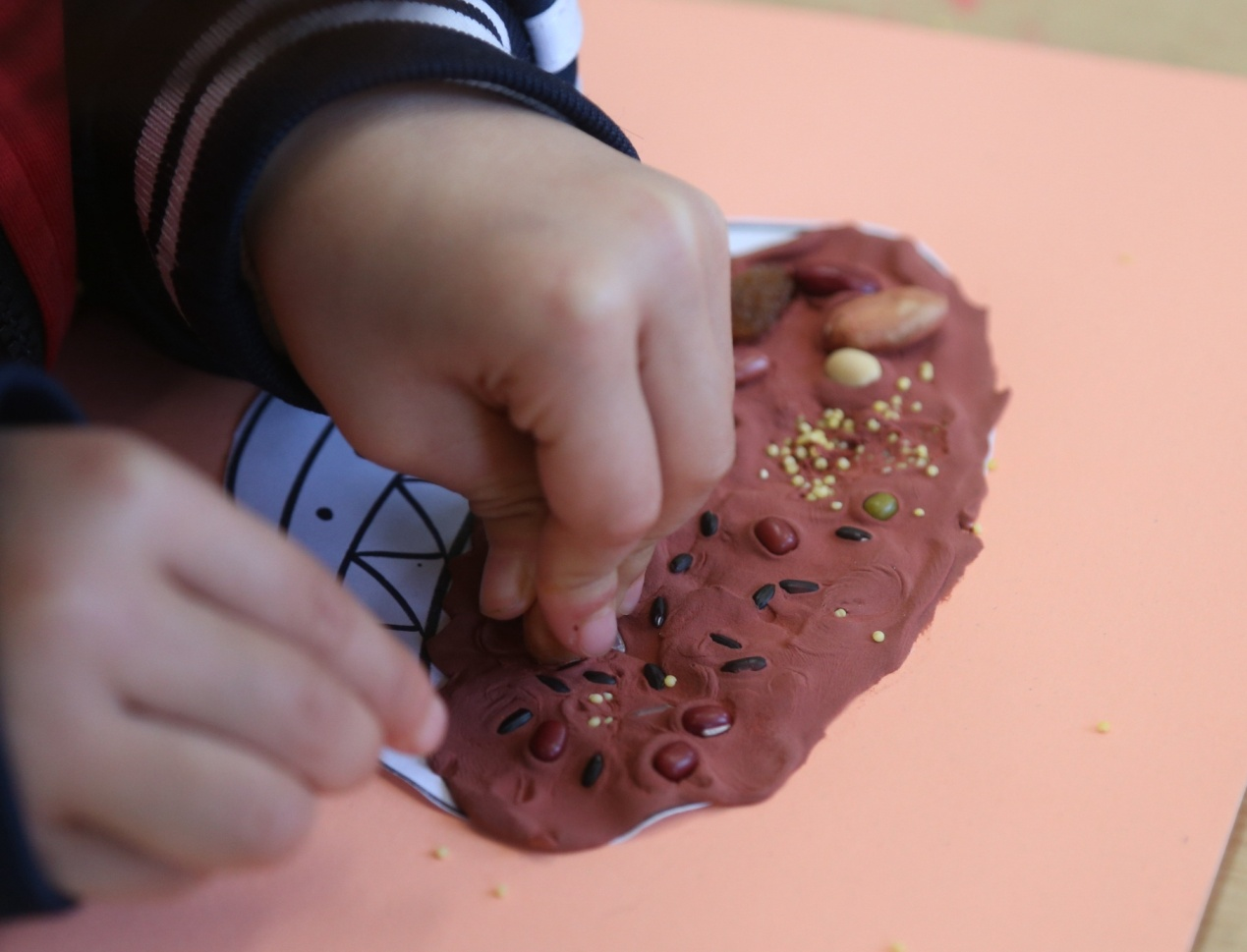 1月7日，孩子们学习制作腊八节饰品。李世文摄