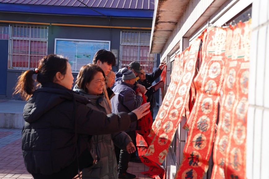 1月7日，村民们正在迁安市阎家店镇李姑庄村新时代文明实践站广场挑选春联。张泽慧摄