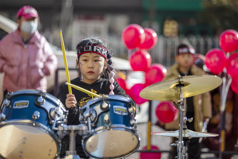 孩子们在年货节开幕式上架子鼓表演。聂长青摄