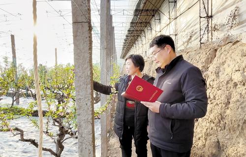 1月2日，省人大代表李瑶（右）认真记录村民的建议。本报记者 霍相博摄