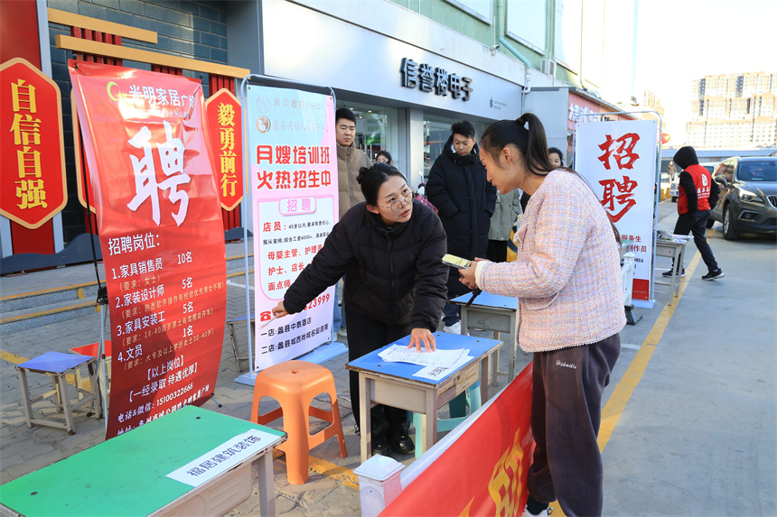 1月8日，工作人员介绍岗位信息。张旭宁摄