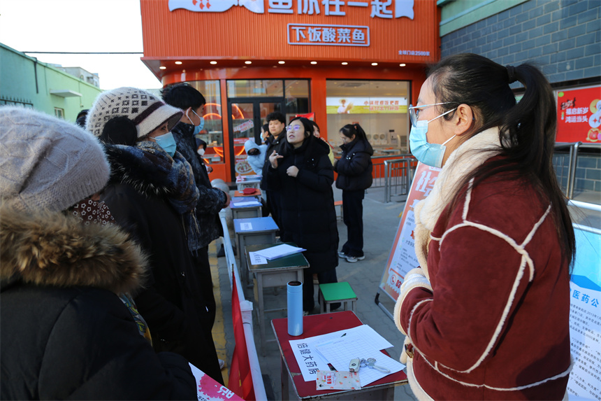 1月8日，求职者咨询岗位信息。张旭宁摄