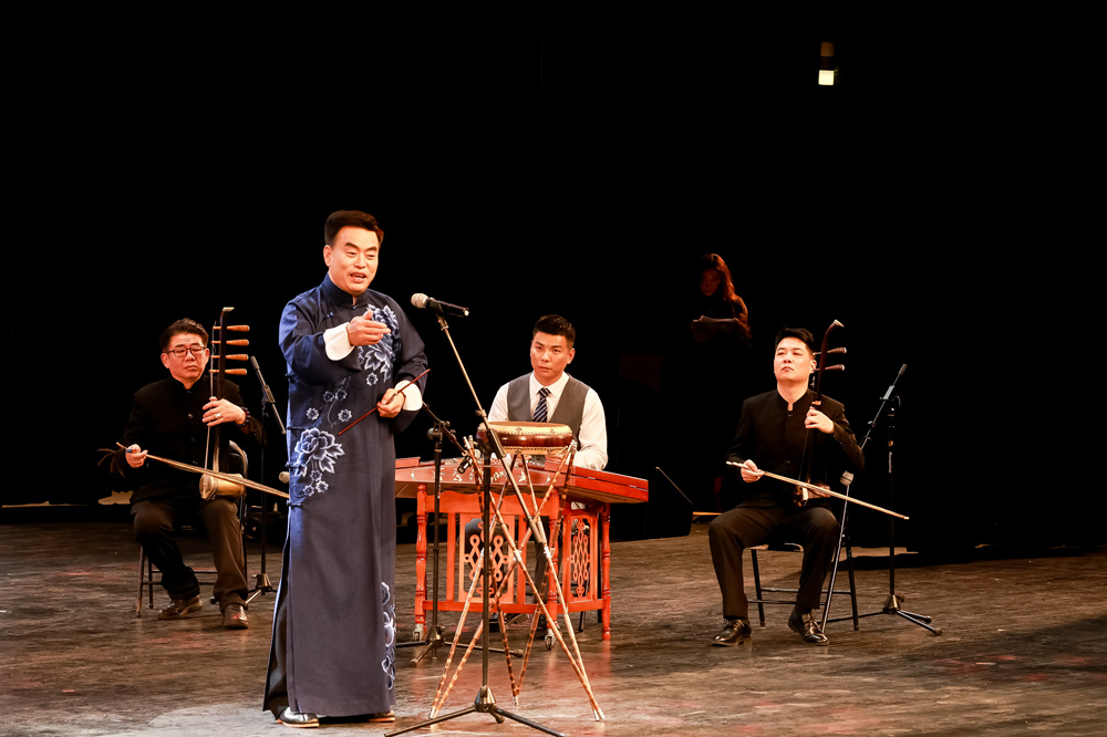 三河市首届京东鼓曲节，曲艺界名家登台献艺。刘循平摄