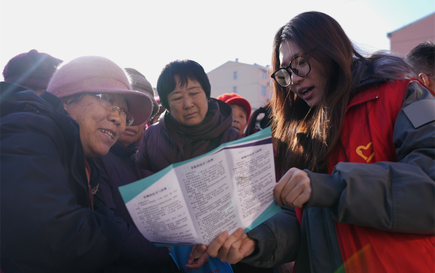 在滄州市新華區北趙家墳村，一場義診送健康活動正在進行。馬鑫宇攝