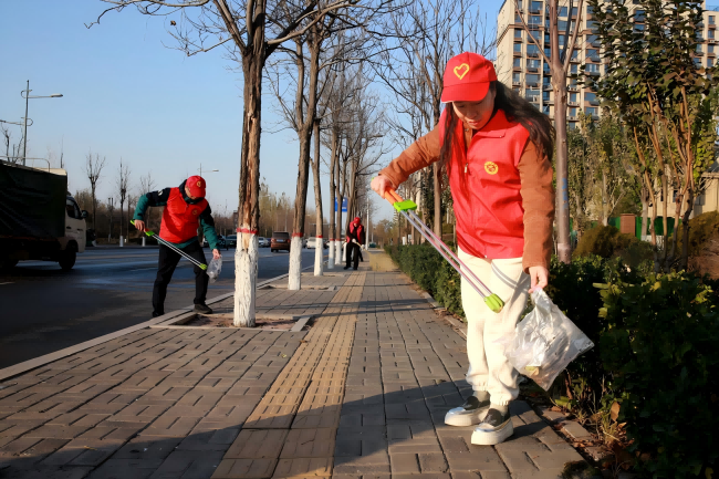 曲周县中医院志愿者在清捡垃圾。曲周县委宣传部供图