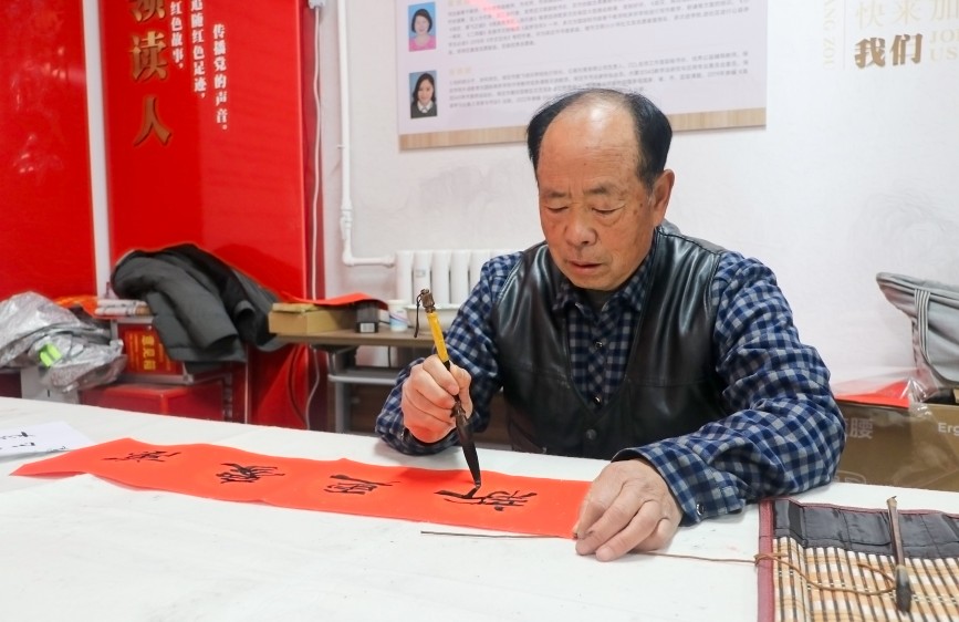 1月10日，书法艺术家创作春联横幅。王杜超摄