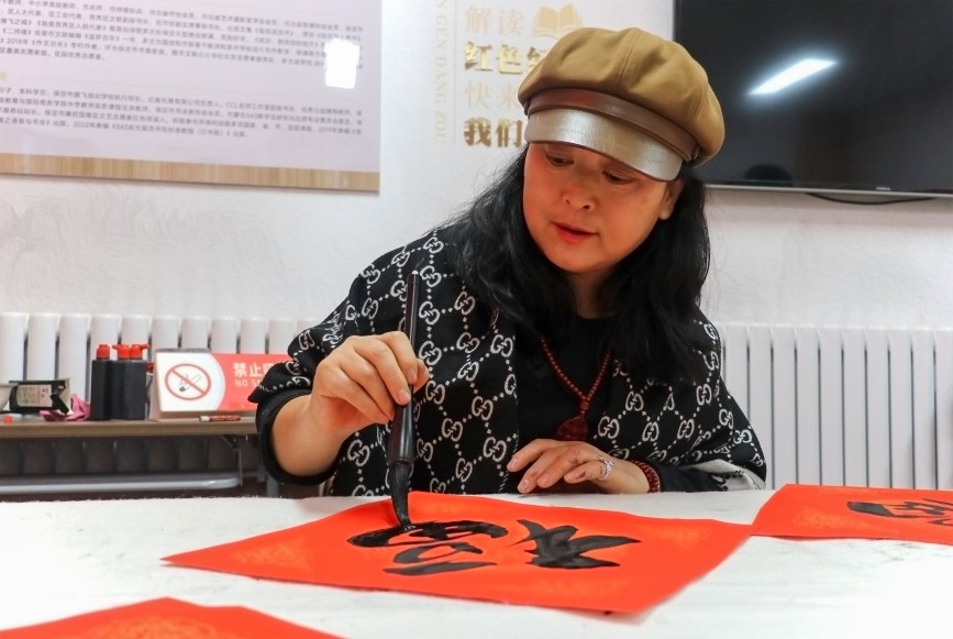 1月10日，书法艺术家为群众创作“福”字。王杜超摄