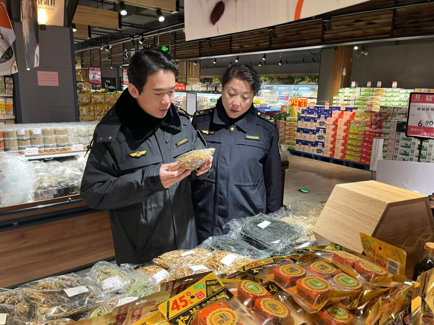 武安市场监督管理局执法人员在超市开展散装食品安全监督检查。黄亚兰摄