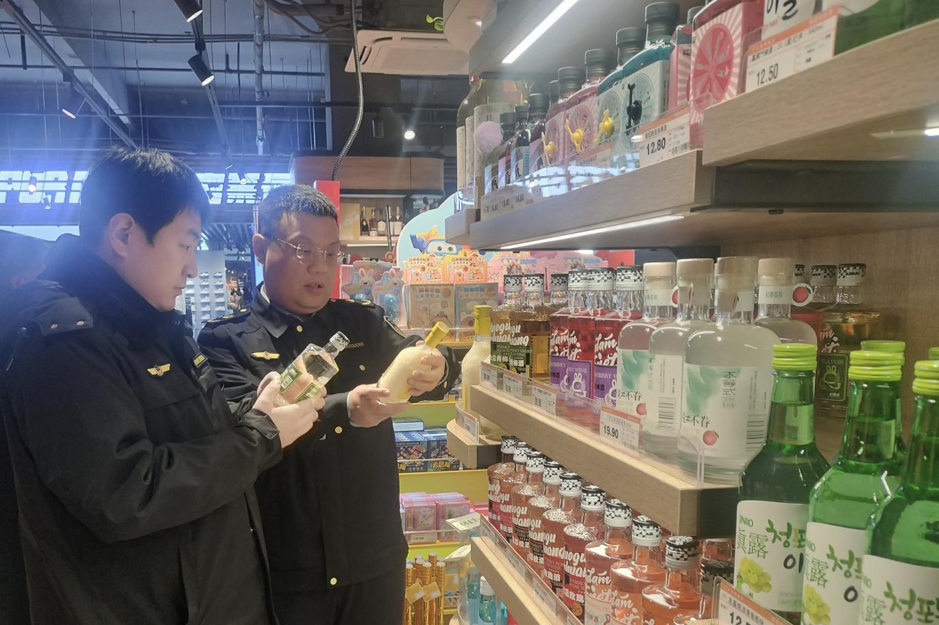 武安市市场监管局执法人员在超市开展“特供酒”监督检查。黄亚兰摄