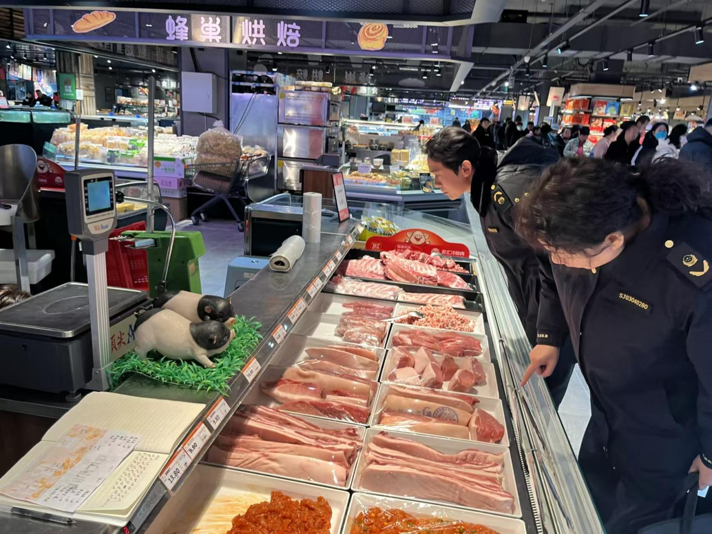 武安市市场监管局执法人员在超市开展肉制品安全监督检查。黄亚兰摄