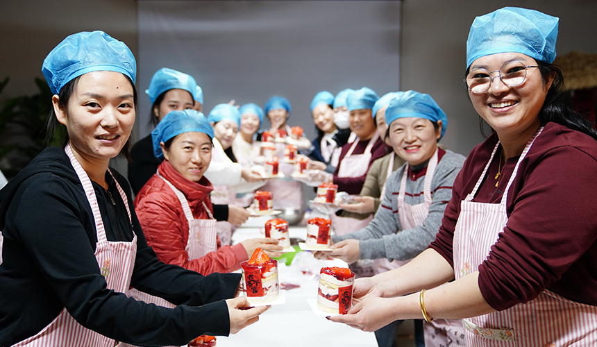 1月9日，白沟新城妇女代表展示自己动手制作的西式面点。孙珞瑜摄