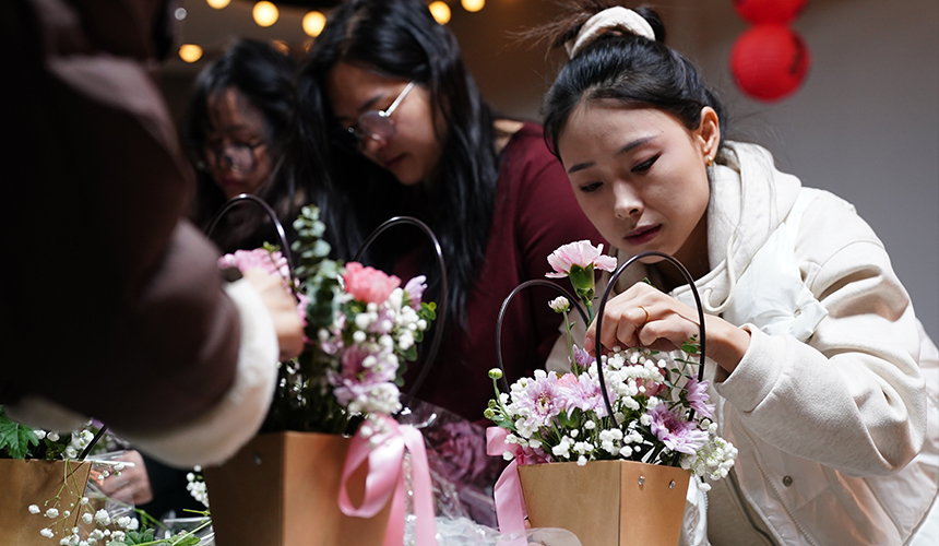 1月9日，白沟新城妇女代表学习制作插花。孙珞瑜摄