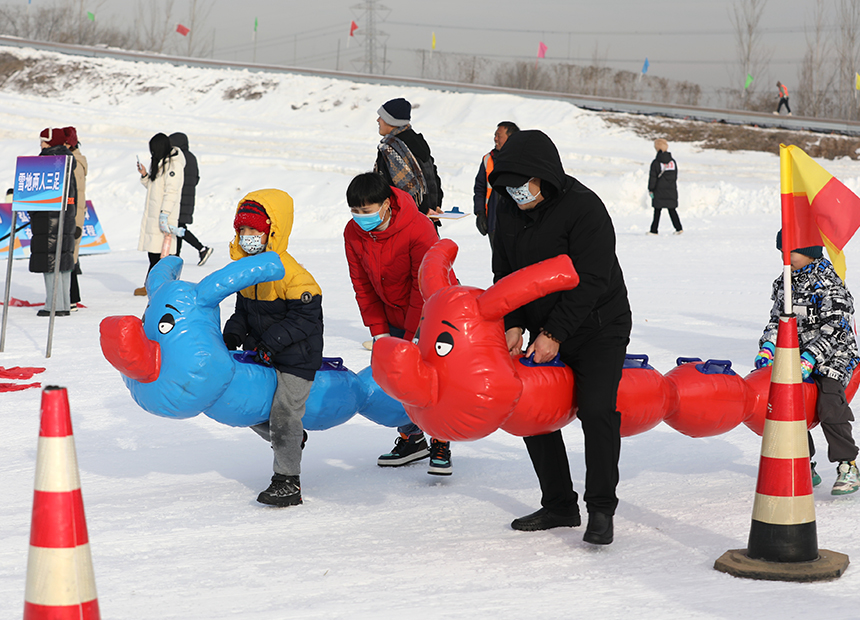 1月10日，小朋友與家長在參與雪地毛毛虫趣味活動。田博攝