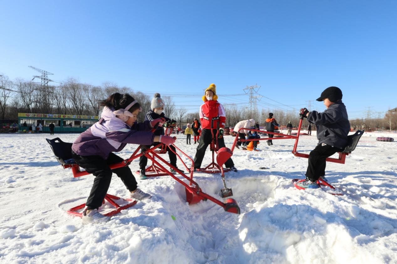 在杨家寨主题乐园内，小朋友正在玩雪地挖掘机。陈宏儒摄