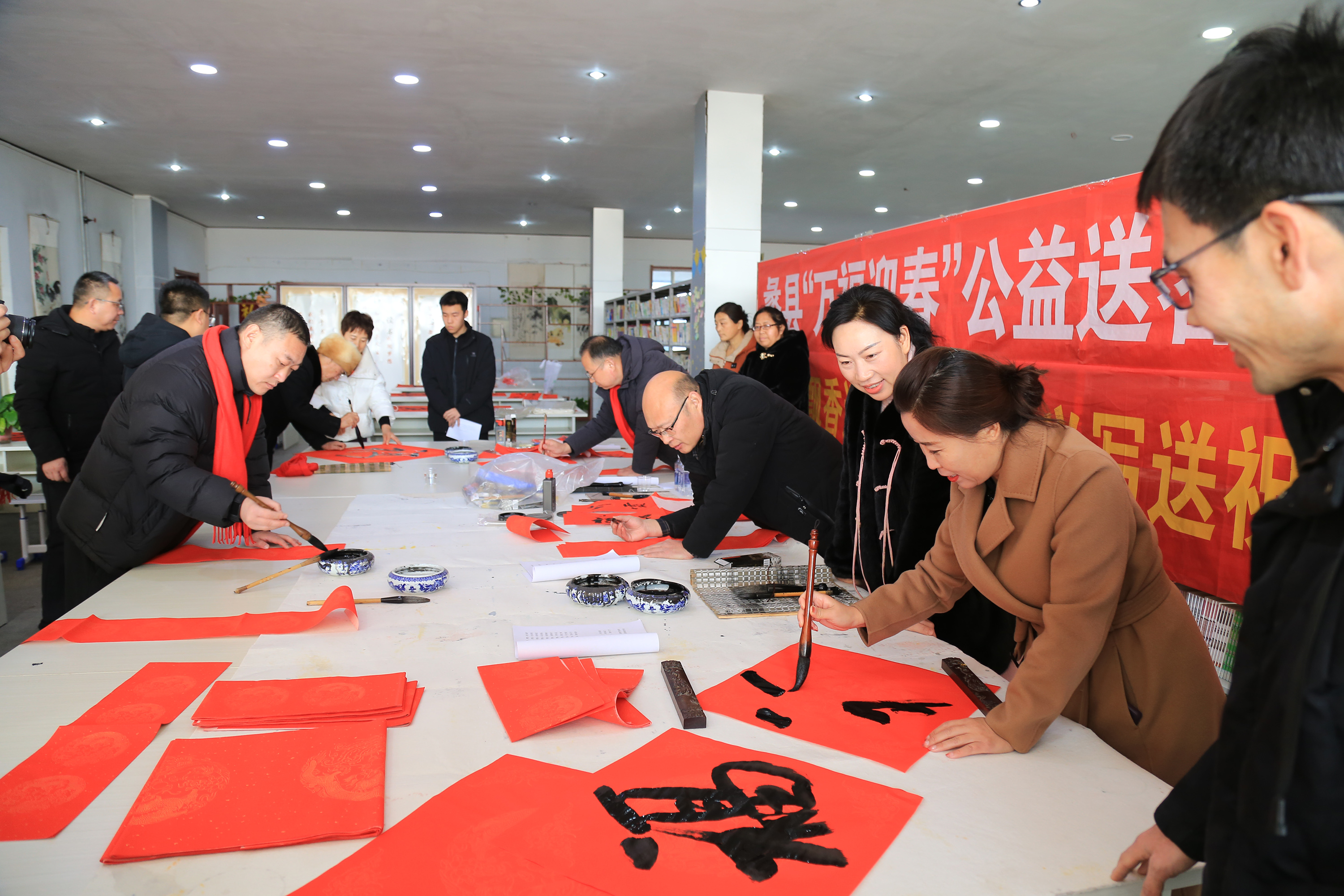 书法家们挥毫泼墨书写春联。张旭宁摄
