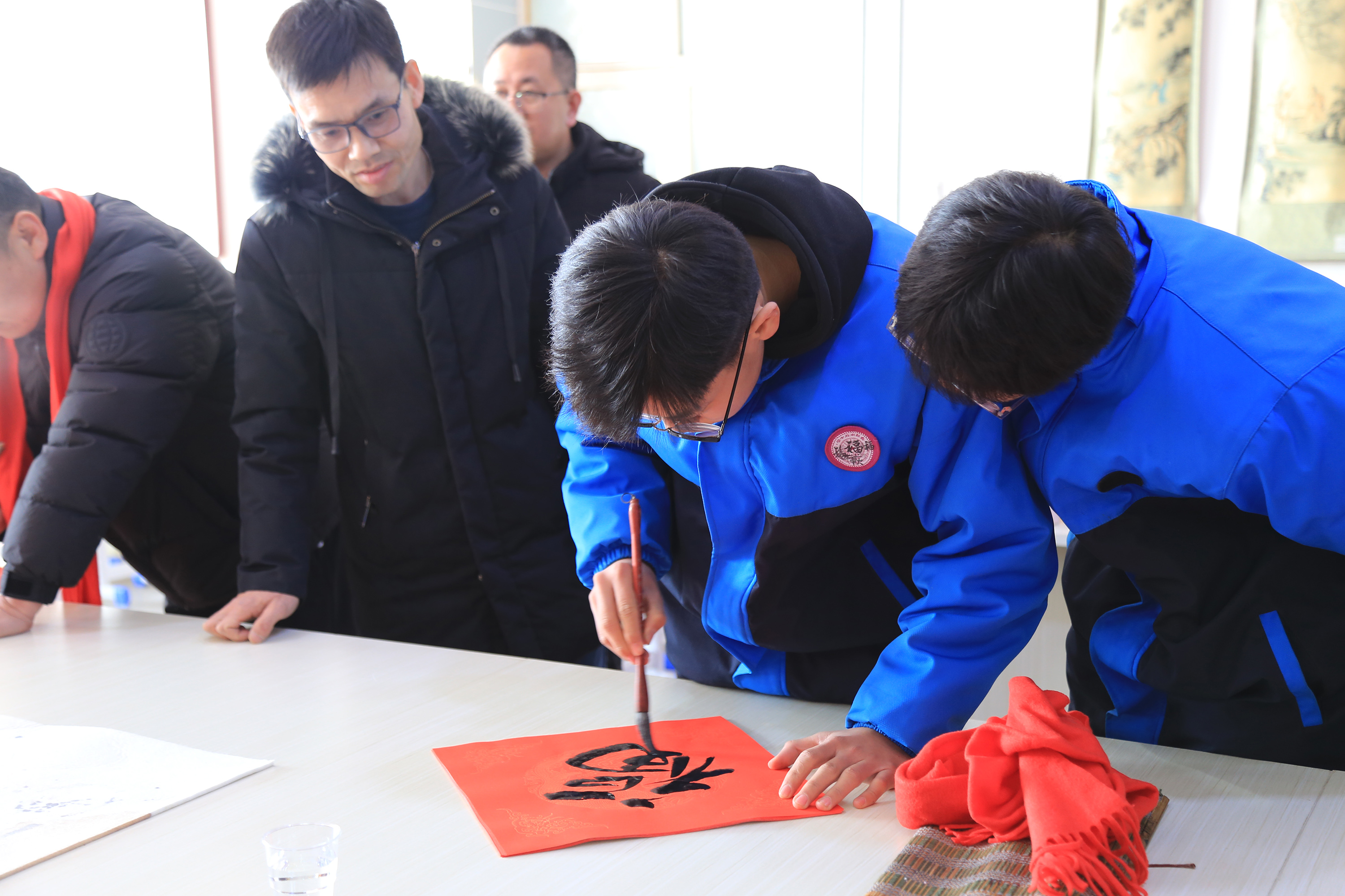 南庄中学学生书写春联。张旭宁摄