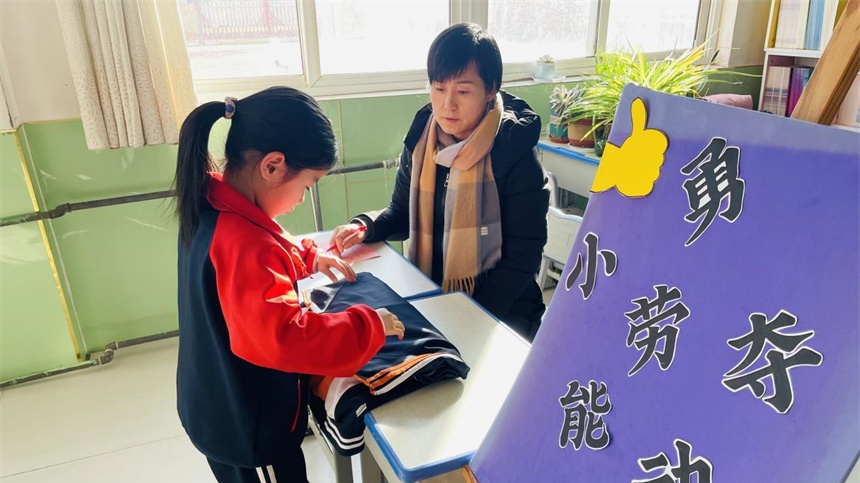 学生叠衣服勇夺劳动小能手。许倩摄