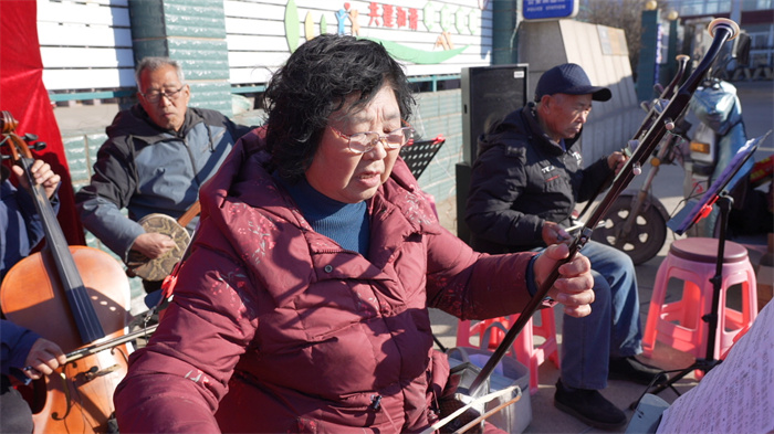 遷安市蔡園戲迷協會的會員在集市上位群眾演出。郭強攝