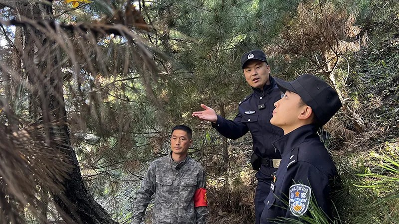 罗领军（中）向同事传授工作经验。围场满族蒙古族自治县木兰森林警察支队供图