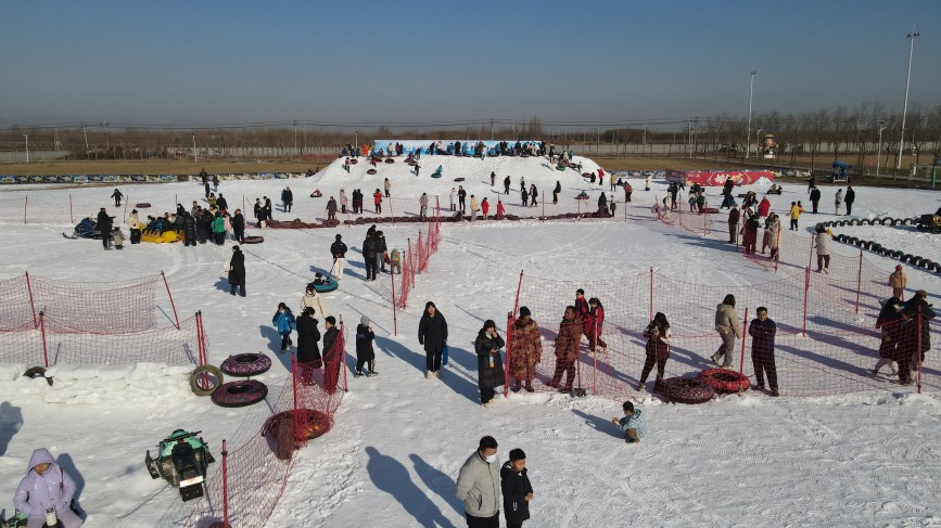 1月12日，河北省高碑店市国家登山训练基地的京南体育小镇滑雪场上，群众尽情地在雪地上嬉戏玩耍。李艳鹏摄