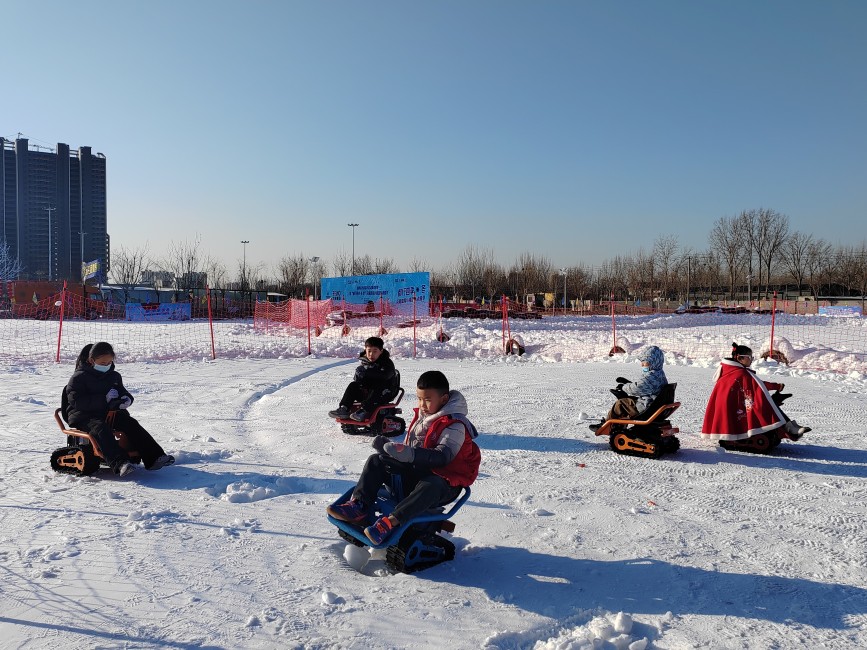1月12日，河北省高碑店市国家登山训练基地的京南体育小镇滑雪场上，小朋友们正在体验冰雪项目。朱珊珊摄