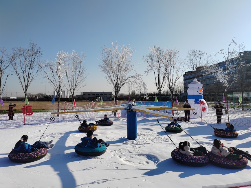 1月12日，河北省高碑店市国家登山训练基地的京南体育小镇滑雪场上，小朋友们正在体验冰雪项目。朱珊珊摄