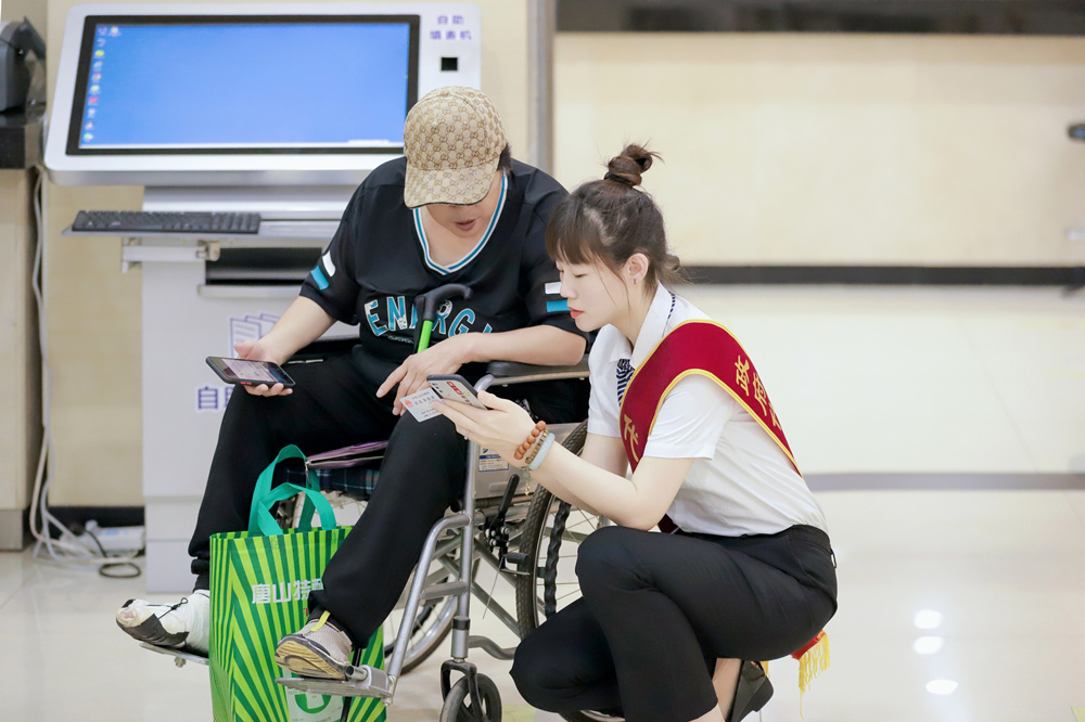 路北区数据和行政审批局工作人员帮助群众办理业务。陈幸泉摄