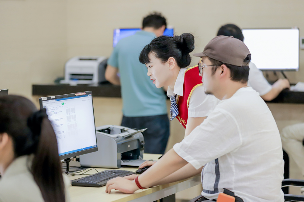 路北区数据和行政审批局工作人员帮助群众办理业务。陈幸泉摄