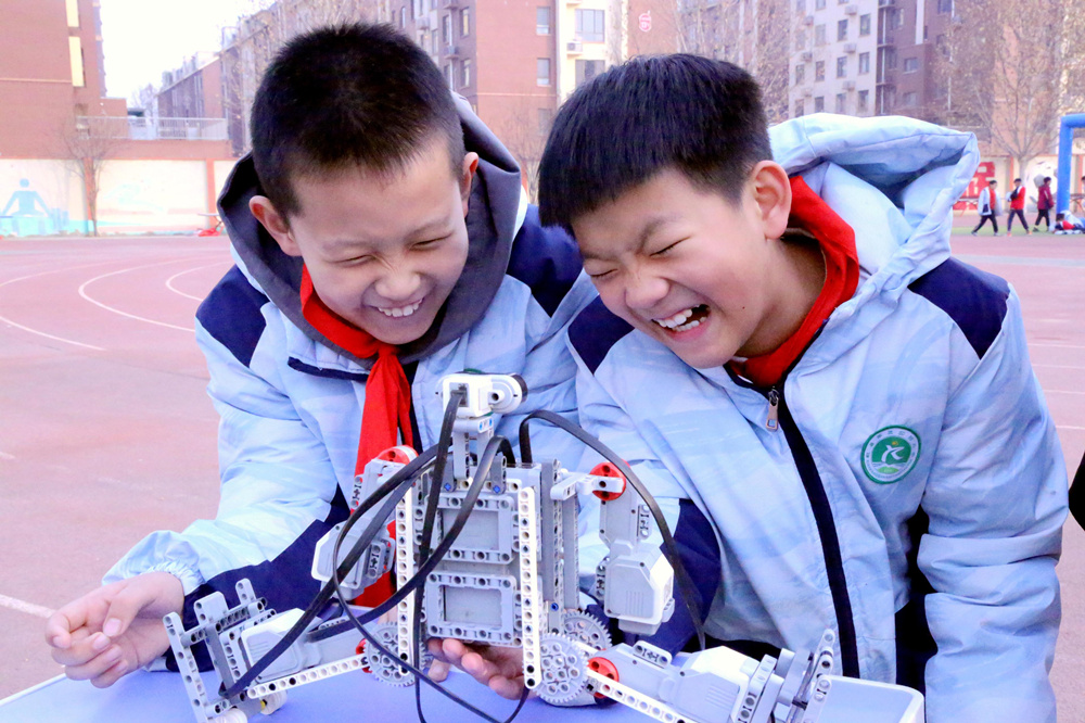 学生们在科技节现场了解机器人。代士健摄