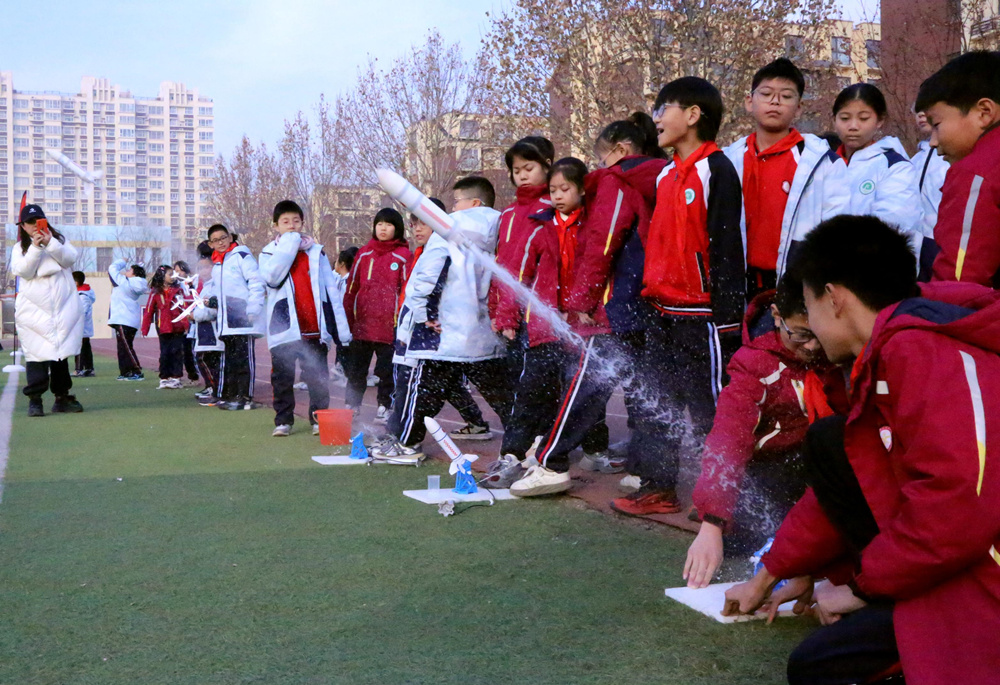 学生们在做科学实验。代士健摄