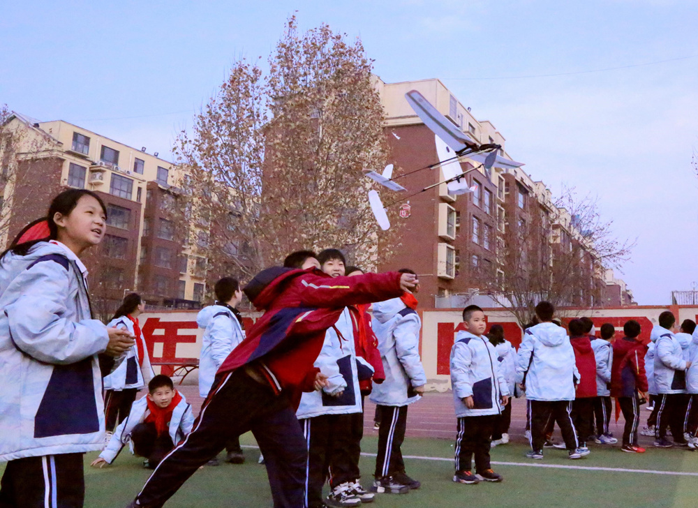 学生们在投掷纸飞机。代士健摄