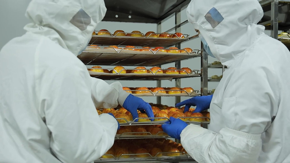 在吴桥县一家花馍食品厂,工人们整理已做好的花馍。许颖摄