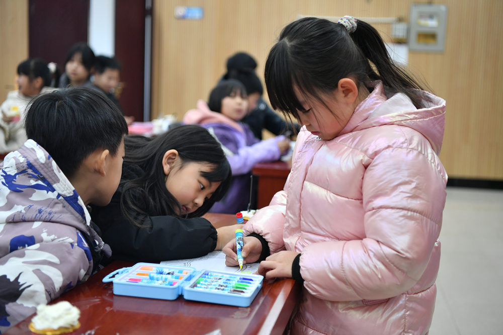 1月16日，孩子们现场画画、制作手抄报。邹雅婕摄