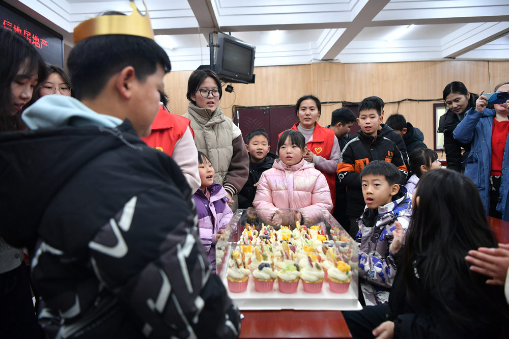 1月16日，活动现场大家共同为当天生日的孩子庆祝生日。邹雅婕摄