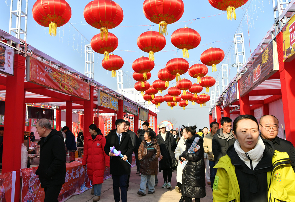 1月18日，河北迁安天元谷新春大庙会现场游人如织。邹雅婕摄