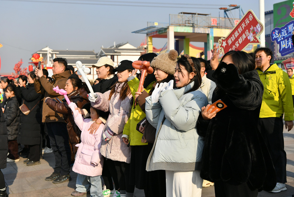 河北迁安市民正在观看新春大庙会。邹雅婕摄