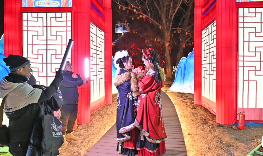 灯会还设立了包括承德特色餐饮、非遗表演、非遗体验、国风旅拍等在内的30家商铺，还将开展满蒙民族歌舞、民俗等各类主题表演及手工制作、打灯谜、皇家赐宴等互动活动。王海琦摄