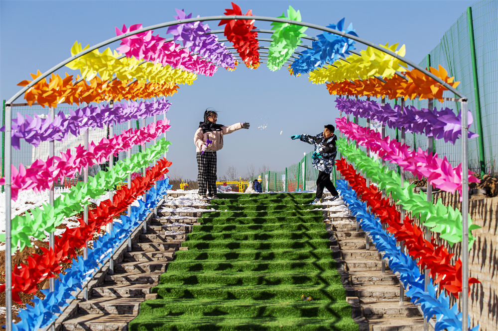 1月17日，河北省邯郸市复兴区二六七二街道东高河村滑雪场，游客在打雪仗，体验冰雪运动带来的快乐。聂长青摄