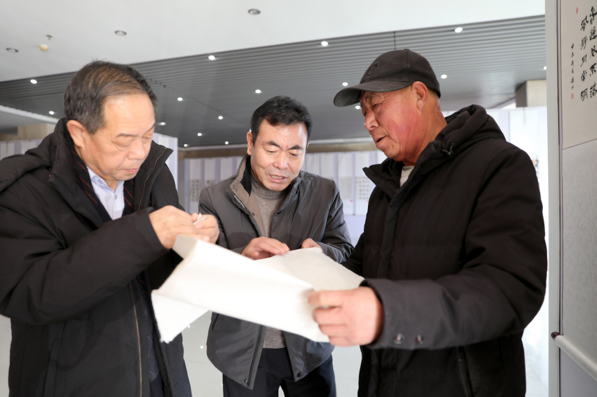 参观者在了解捞纸工艺。刘巨雷摄
