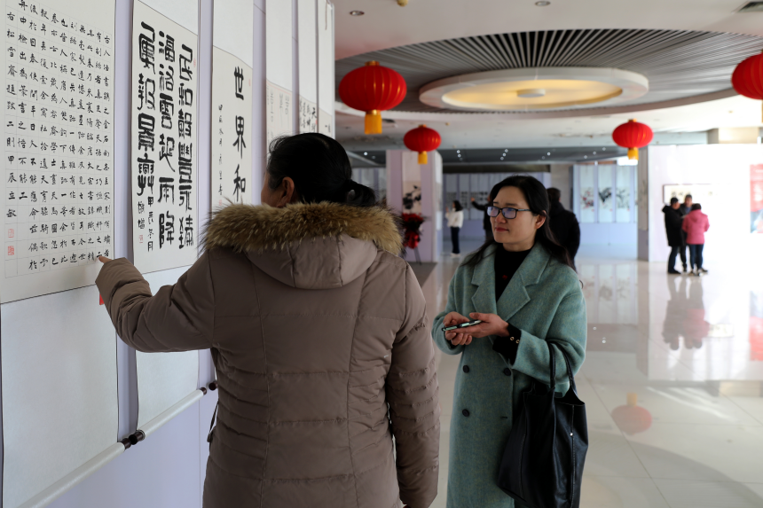 书画爱好者在展览现场交流书画技艺。刘巨雷摄
