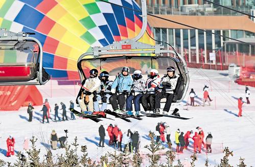 1月4日，游客在张家口崇礼富龙滑雪场乘坐缆车前往雪道起点。本报记者 张 昊摄