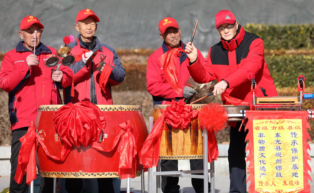 1月14日，观州锣鼓队的民间艺人们在排练节目。周洋摄