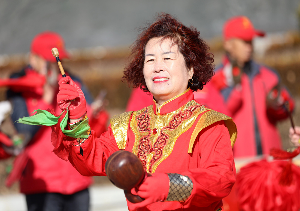 1月14日，观州锣鼓队的一位民间女艺人在认真排练节目。周洋摄