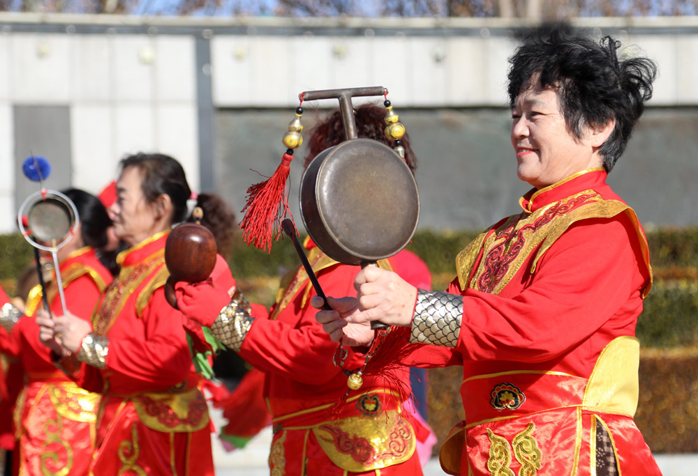 1月14日，女鼓手们在排练节目。周洋摄