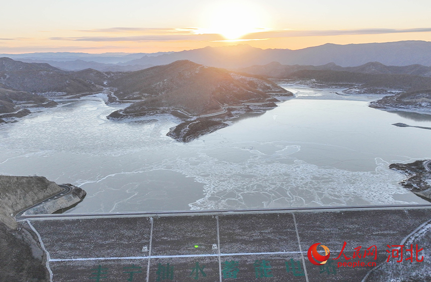 國家電網河北豐寧抽水蓄能電站上水庫。人民網記者 周博攝。