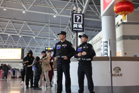 航站楼派出所民警在重点区域执勤。李正泽阳摄